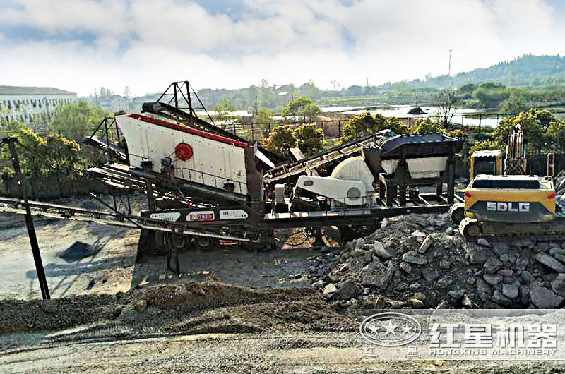 煤炭移動(dòng)式破碎生產(chǎn)現(xiàn)場(chǎng) 煤炭移動(dòng)式破碎生產(chǎn)現(xiàn)場(chǎng)