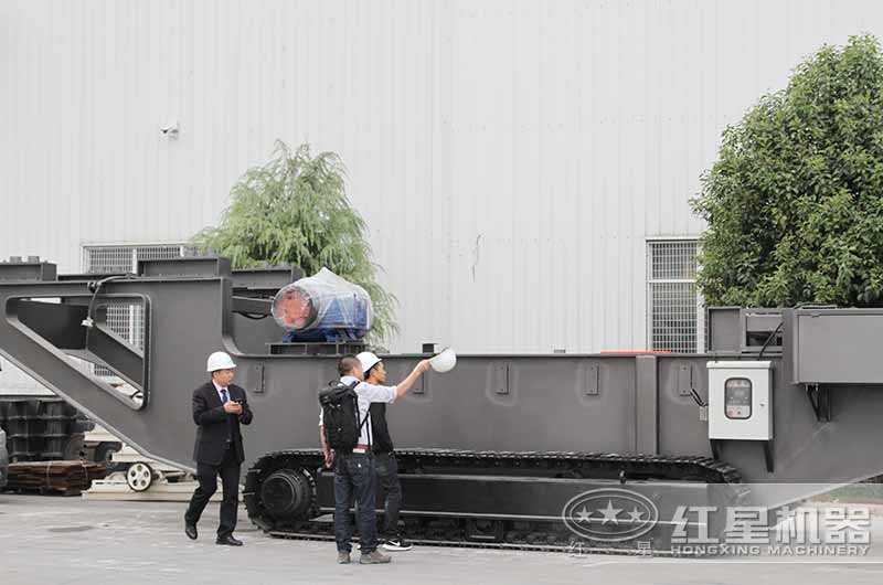 河南紅星技術(shù)經(jīng)理在為來(lái)廠用戶介紹全自動(dòng)破碎一體打砂機(jī)的船型結(jié)構(gòu) 河南紅星技術(shù)經(jīng)理在為來(lái)廠用戶介紹全自動(dòng)破碎一體打砂機(jī)的船型結(jié)構(gòu)