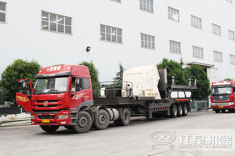 大型砂石粉碎機(jī)發(fā)貨現(xiàn)場(chǎng) 大型砂石粉碎機(jī)發(fā)貨現(xiàn)場(chǎng)