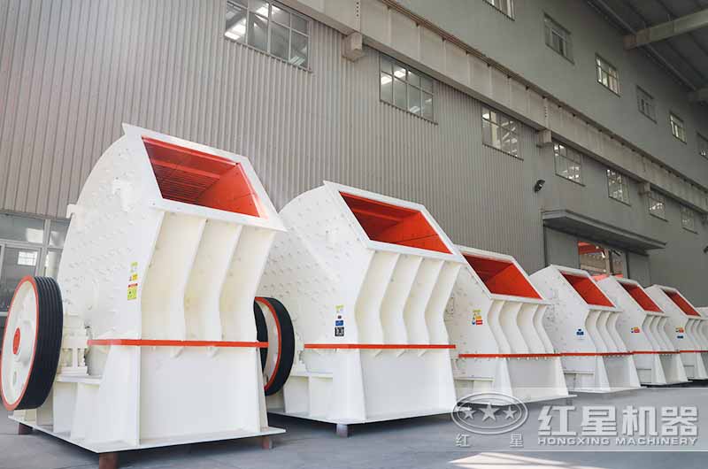 不同規(guī)格的重錘式粉碎機(jī) 不同規(guī)格的重錘式粉碎機(jī)