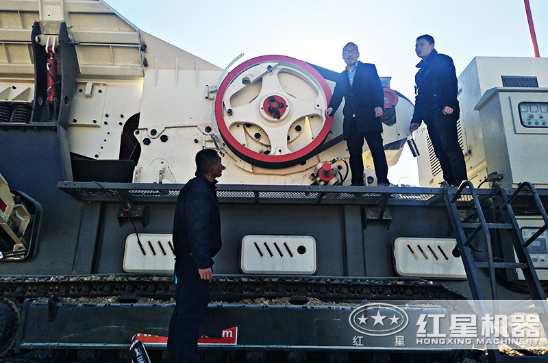 大型履帶建筑垃圾回收破碎機(jī)設(shè)備已經(jīng)到達(dá)破碎現(xiàn)場 大型履帶建筑垃圾回收破碎機(jī)設(shè)備已經(jīng)到達(dá)破碎現(xiàn)場