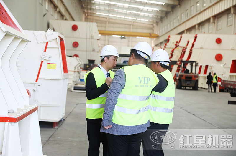 用戶來廠考察各種石礦破碎機 用戶來廠考察各種石礦破碎機