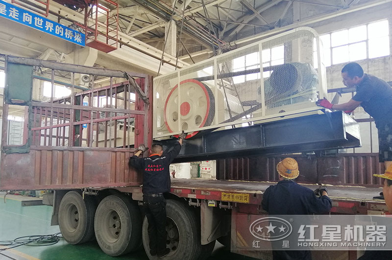 對輥破碎機(jī)裝車發(fā)貨 對輥破碎機(jī)裝車發(fā)貨