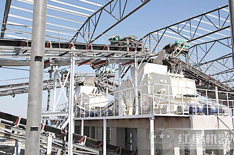 反擊式破碎機(jī)工作現(xiàn)場 反擊式破碎機(jī)工作現(xiàn)場