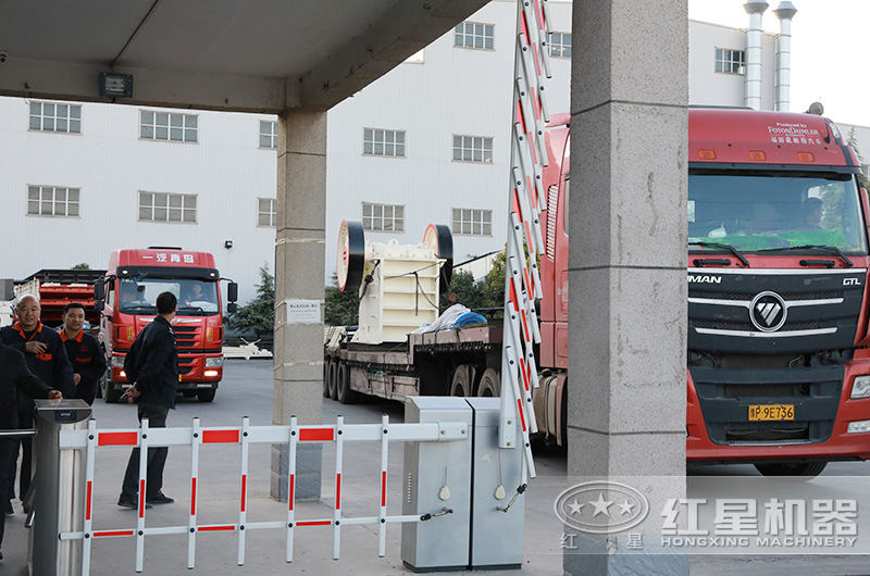 時產(chǎn)30-300噸的石料、石塊碎石機一套多少錢？