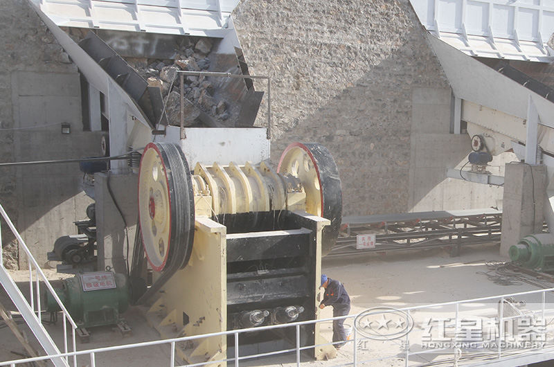 時(shí)產(chǎn)1000噸的鄂破機(jī)下料口多大，有哪些型號(hào)？