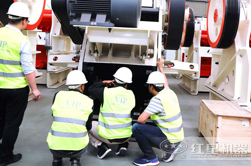 技術(shù)經(jīng)理在為來廠考察用戶講解鄂破機作業(yè)原理 技術(shù)經(jīng)理在為來廠考察用戶講解鄂破機作業(yè)原理