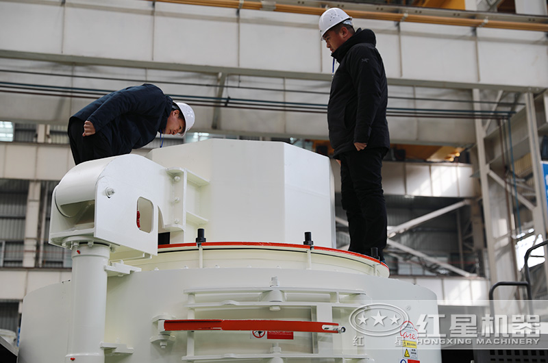 客戶在認(rèn)真考察制沙機(jī)進(jìn)料口 客戶在認(rèn)真考察制沙機(jī)進(jìn)料口