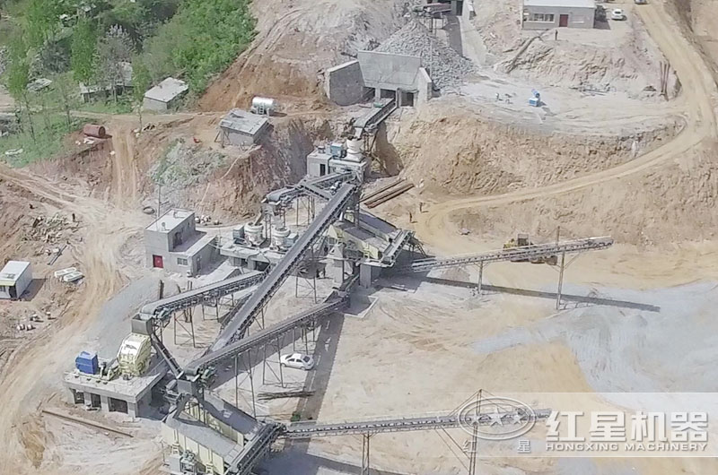 石頭粉碎機(jī)生產(chǎn)青石石子現(xiàn)場(chǎng) 石頭粉碎機(jī)生產(chǎn)青石石子現(xiàn)場(chǎng)