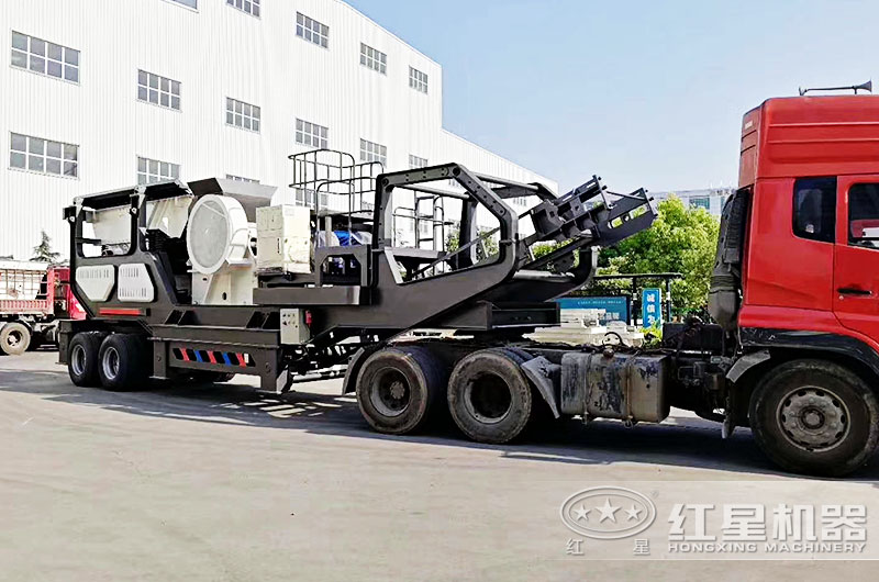 時產(chǎn)400噸移動青石打石機(jī)運(yùn)往破碎場地 時產(chǎn)400噸移動青石打石機(jī)運(yùn)往破碎場地