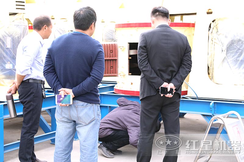 用戶來廠認(rèn)真考察復(fù)合式圓錐破碎機(jī) 用戶來廠認(rèn)真考察復(fù)合式圓錐破碎機(jī)