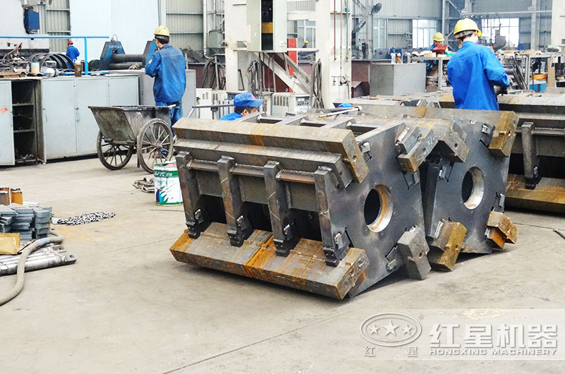 工人正在生產(chǎn)金屬硅破碎機(jī) 工人正在生產(chǎn)金屬硅破碎機(jī)