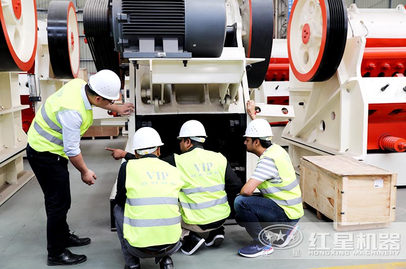 紅星銷售經(jīng)理正在為印度客戶講解 紅星銷售經(jīng)理正在為印度客戶講解