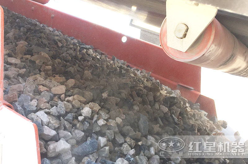 作業(yè)中的履帶移動(dòng)篩分機(jī) 作業(yè)中的履帶移動(dòng)篩分機(jī)