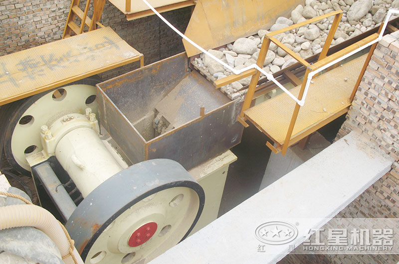 歐版顎式破碎機處理鵝卵石現(xiàn)場 歐版顎式破碎機處理鵝卵石現(xiàn)場