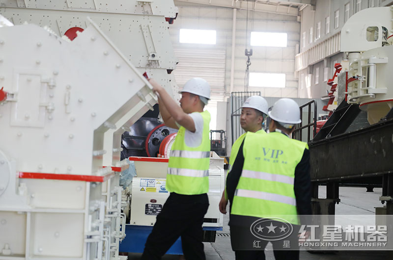 用戶來(lái)廠認(rèn)真考察打砂設(shè)備 用戶來(lái)廠認(rèn)真考察打砂設(shè)備