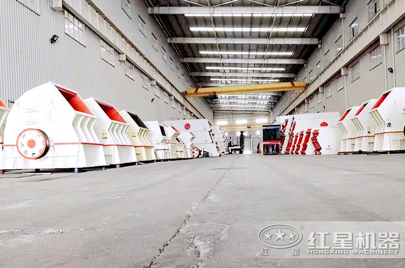 一次成型的錘式碎石機生產(chǎn)車間 一次成型的錘式碎石機生產(chǎn)車間