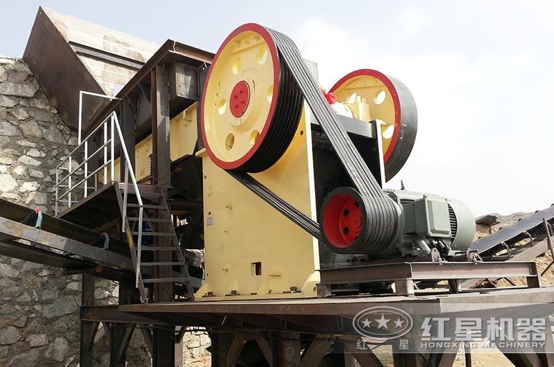 69型顎式破碎機(jī)作業(yè)現(xiàn)場 69型顎式破碎機(jī)作業(yè)現(xiàn)場