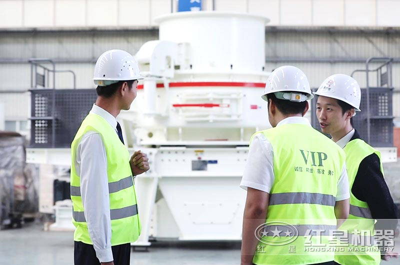 紅星技術(shù)經(jīng)理在耐心的為來(lái)廠用戶解答問(wèn)題 紅星技術(shù)經(jīng)理在耐心的為來(lái)廠用戶解答問(wèn)題