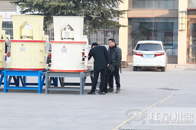 技術(shù)經(jīng)理在耐心為用戶講解復(fù)合式破碎機(jī)控制出料細(xì)度 技術(shù)經(jīng)理在耐心為用戶講解復(fù)合式破碎機(jī)控制出料細(xì)度