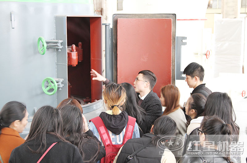 高校來廠參觀雷蒙磨設(shè)備 高校來廠參觀雷蒙磨設(shè)備