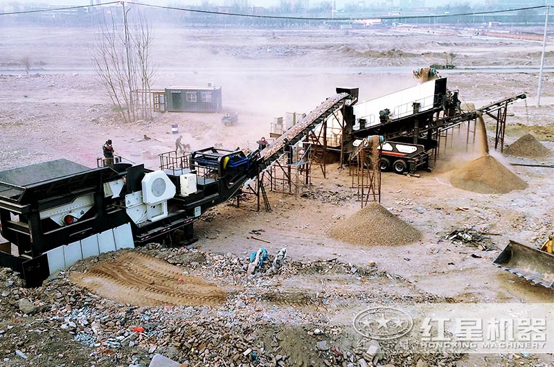 輪胎式移動(dòng)建筑垃圾粉碎機(jī)作業(yè)現(xiàn)場 輪胎式移動(dòng)建筑垃圾粉碎機(jī)作業(yè)現(xiàn)場