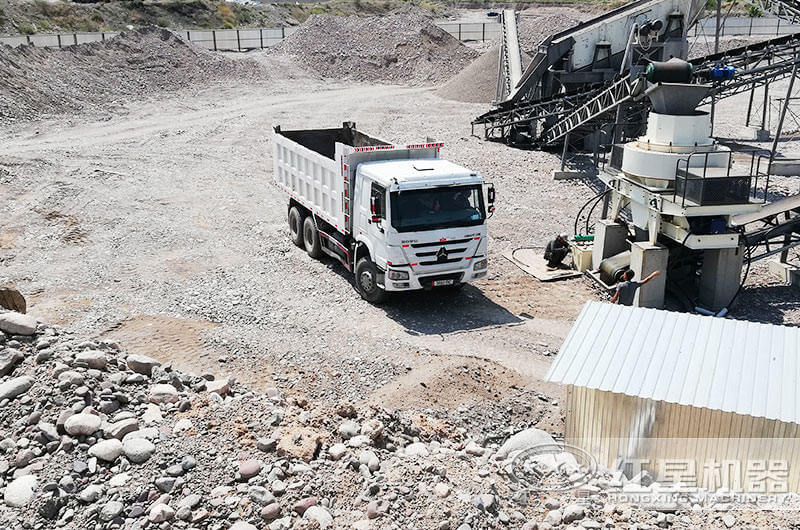 吉爾吉斯坦鵝卵石制沙現(xiàn)場 吉爾吉斯坦鵝卵石制沙現(xiàn)場