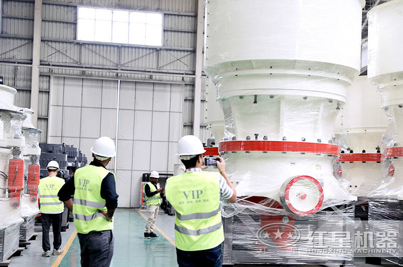 來廠考察做石子設(shè)備的客戶拍照留念 來廠考察做石子設(shè)備的客戶拍照留念