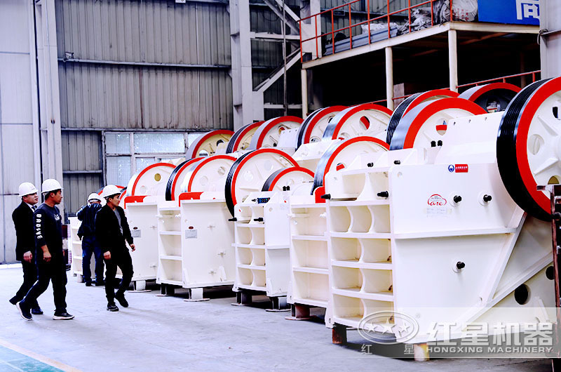 用戶來廠參觀不同規(guī)格的細(xì)鄂式破碎機(jī) 用戶來廠參觀不同規(guī)格的細(xì)鄂式破碎機(jī)