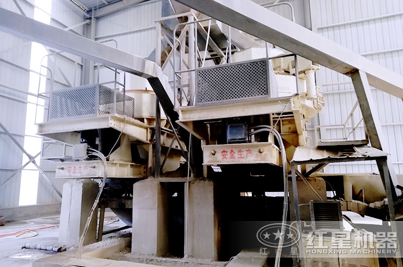 大規(guī)模石頭粉碎成砂生產(chǎn)現(xiàn)場 大規(guī)模石頭粉碎成砂生產(chǎn)現(xiàn)場