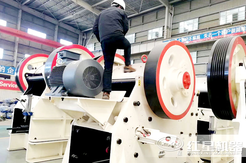 用戶來廠考察一級機(jī)器顎式破碎機(jī) 用戶來廠考察一級機(jī)器顎式破碎機(jī)