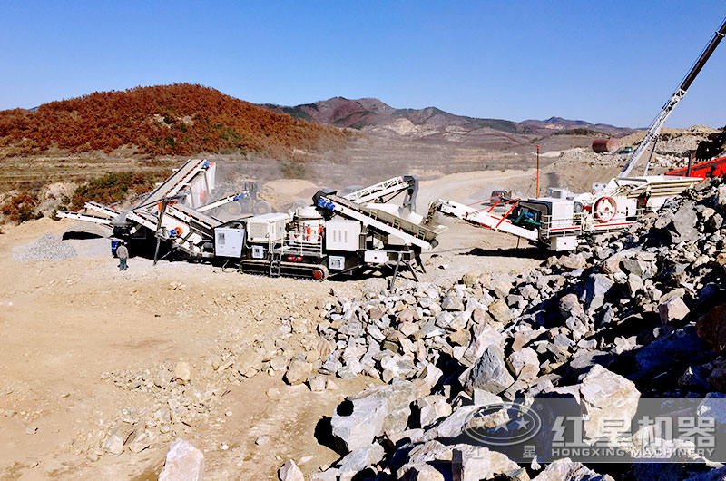 三機(jī)組合作業(yè)的油電兩用破碎站生產(chǎn)現(xiàn)場(chǎng) 三機(jī)組合作業(yè)的油電兩用破碎站生產(chǎn)現(xiàn)場(chǎng)