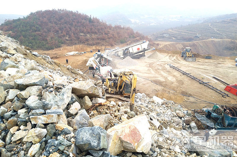 山東煙臺(tái)履帶移動(dòng)式破碎機(jī)三機(jī)聯(lián)合作業(yè)生產(chǎn)現(xiàn)場(chǎng) 山東煙臺(tái)履帶移動(dòng)式破碎機(jī)三機(jī)聯(lián)合作業(yè)生產(chǎn)現(xiàn)場(chǎng)