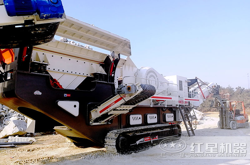 移動履帶碎石機(jī)已經(jīng)開到破碎現(xiàn)場 移動履帶碎石機(jī)已經(jīng)開到破碎現(xiàn)場