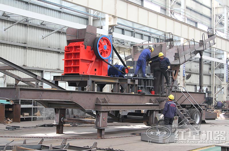 時產(chǎn)50噸四合一移動破碎機組裝生產(chǎn)車間 時產(chǎn)50噸四合一移動破碎機組裝生產(chǎn)車間