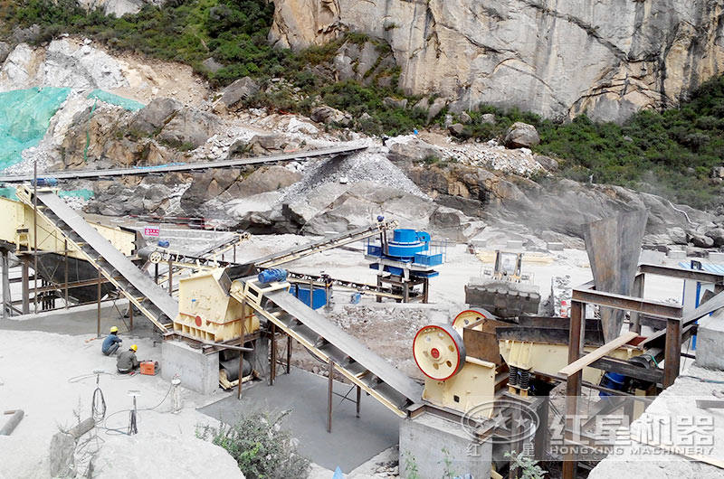 使用全套設(shè)備的石灰石機(jī)制砂生產(chǎn)現(xiàn)場 使用全套設(shè)備的石灰石機(jī)制砂生產(chǎn)現(xiàn)場
