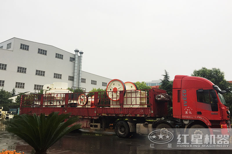 又一套砂石料生產(chǎn)設(shè)備裝車(chē)以待發(fā)貨 又一套砂石料生產(chǎn)設(shè)備裝車(chē)以待發(fā)貨