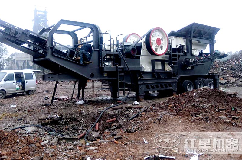 移動(dòng)顎式破碎機(jī)處理建筑垃圾現(xiàn)場(chǎng) 移動(dòng)顎式破碎機(jī)處理建筑垃圾現(xiàn)場(chǎng)