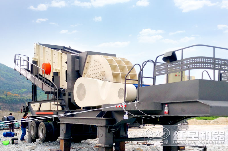 移動磕石機(jī)安設(shè)現(xiàn)場 移動磕石機(jī)安設(shè)現(xiàn)場