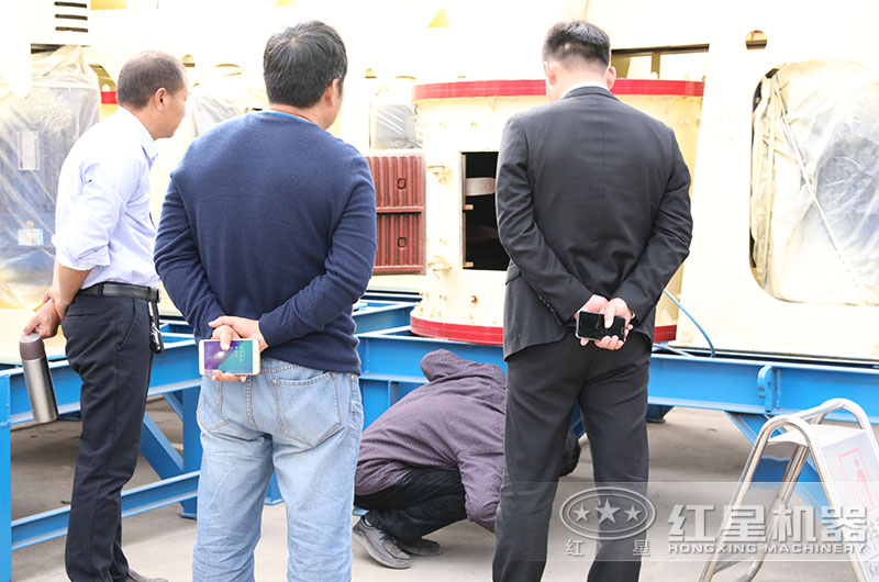 客戶(hù)來(lái)廠(chǎng)考察立軸復(fù)合破制砂機(jī) 客戶(hù)來(lái)廠(chǎng)考察立軸復(fù)合破制砂機(jī)