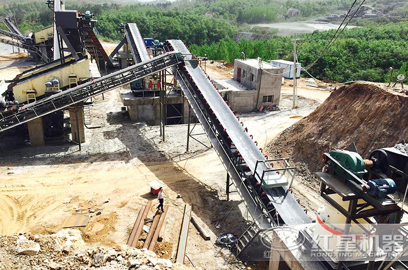 移動(dòng)碎石機(jī)和固定碎石機(jī)哪個(gè)好？話不多說(shuō)，上現(xiàn)場(chǎng)圖