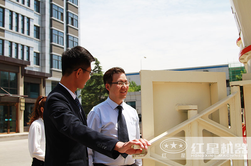 客戶來廠考察石灰石打粉機(jī) 客戶來廠考察石灰石打粉機(jī)