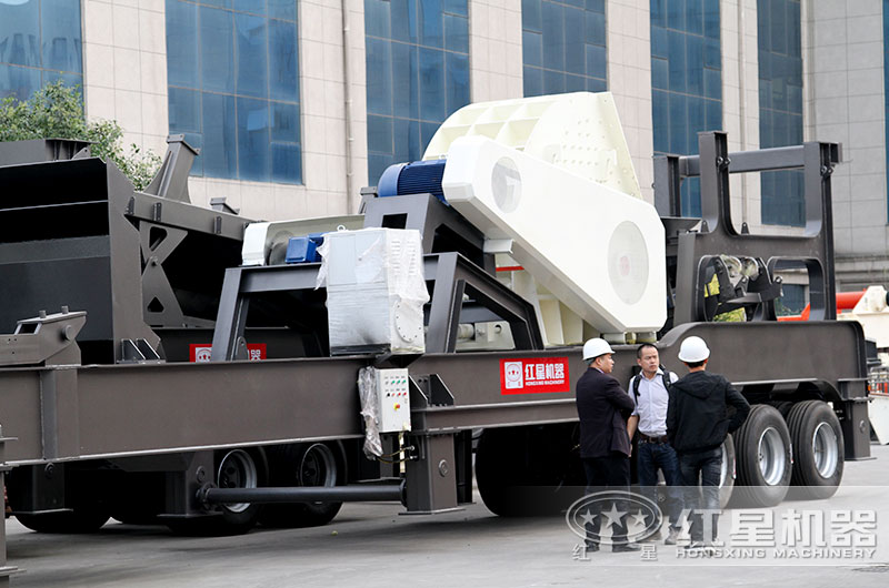 山東濟南用戶來廠考察選購大型移動粉碎機 山東濟南用戶來廠考察選購大型移動粉碎機