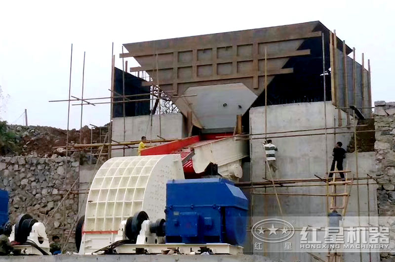 大型錘式粉石頭機安裝現(xiàn)場 大型錘式粉石頭機安裝現(xiàn)場