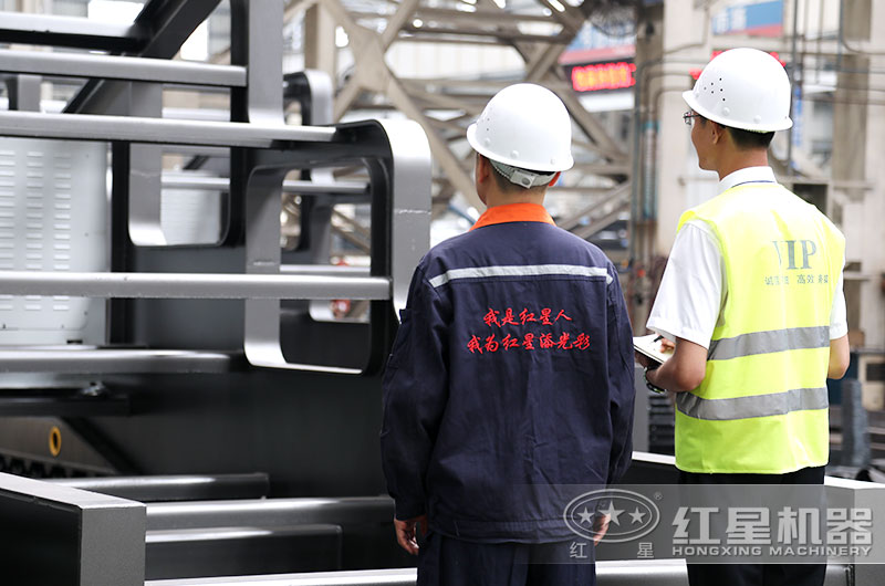 紅星工程師在做質(zhì)量檢測與數(shù)據(jù)對比 紅星工程師在做質(zhì)量檢測與數(shù)據(jù)對比