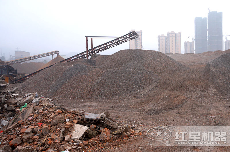 大型建筑垃圾做磚粉碎現(xiàn)場(chǎng) 大型建筑垃圾做磚粉碎現(xiàn)場(chǎng)