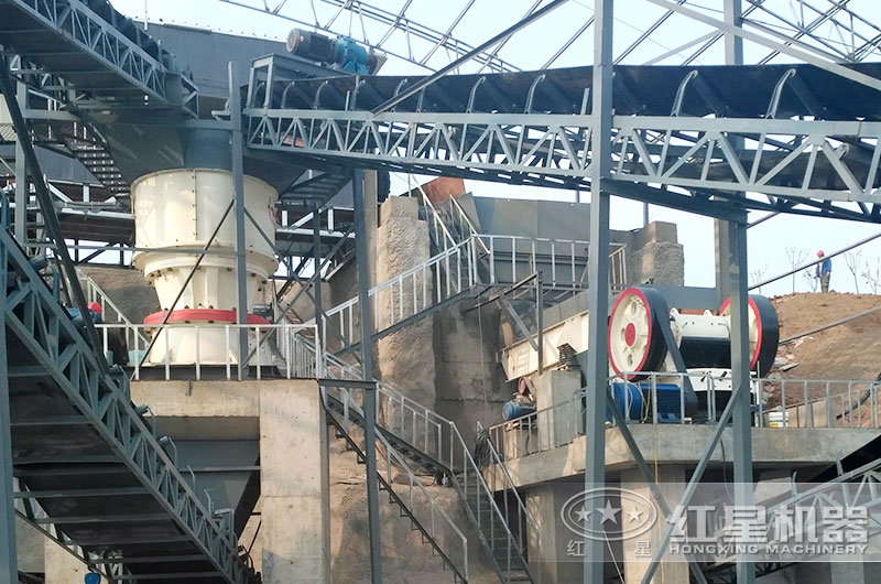 圓錐破與顎破機(jī)搭配處理花崗巖現(xiàn)場(chǎng) 圓錐破與顎破機(jī)搭配處理花崗巖現(xiàn)場(chǎng)