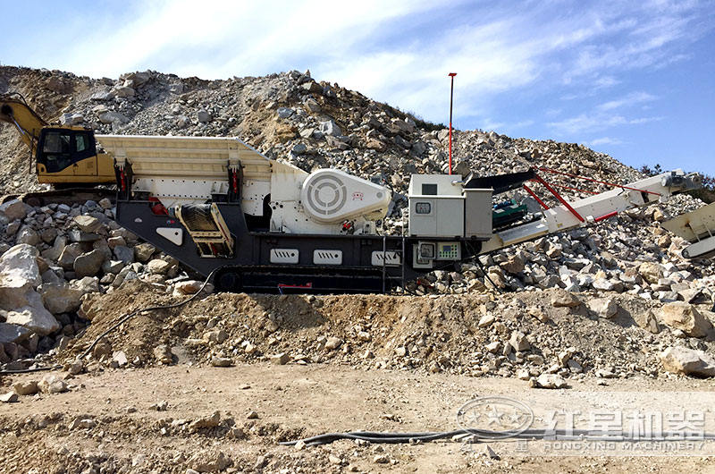 履帶式顎式粉碎機(jī)爬坡上山作業(yè) 履帶式顎式粉碎機(jī)爬坡上山作業(yè)