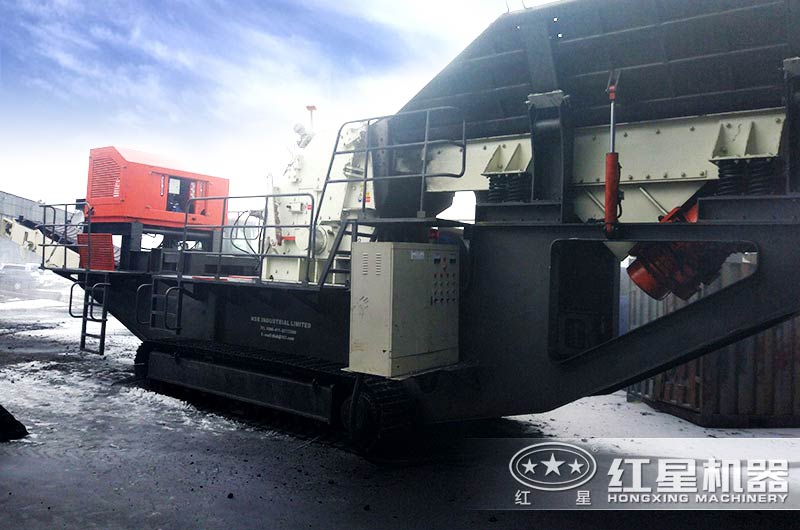 俄羅斯生產(chǎn)現(xiàn)場(chǎng)配置的二級(jí)破碎設(shè)備履帶式反擊粉碎機(jī) 俄羅斯生產(chǎn)現(xiàn)場(chǎng)配置的二級(jí)破碎設(shè)備履帶式反擊粉碎機(jī)