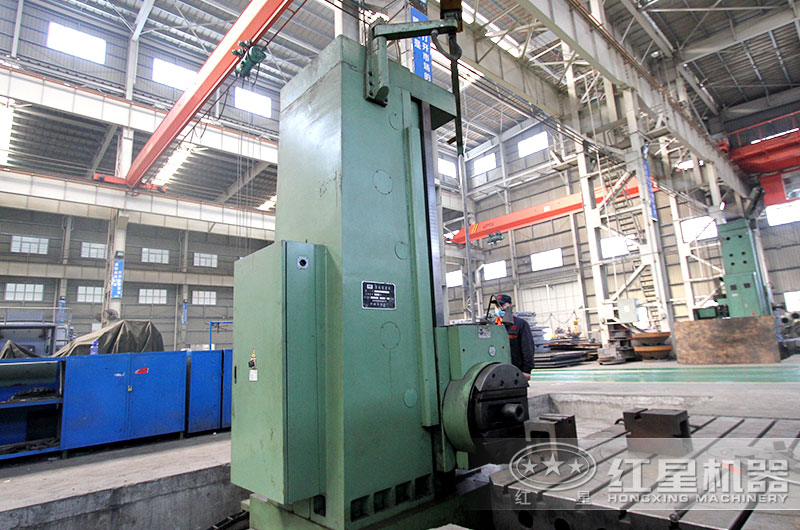 紅星機(jī)器技術(shù)人員正在熟練的操作著設(shè)備 紅星機(jī)器技術(shù)人員正在熟練的操作著設(shè)備